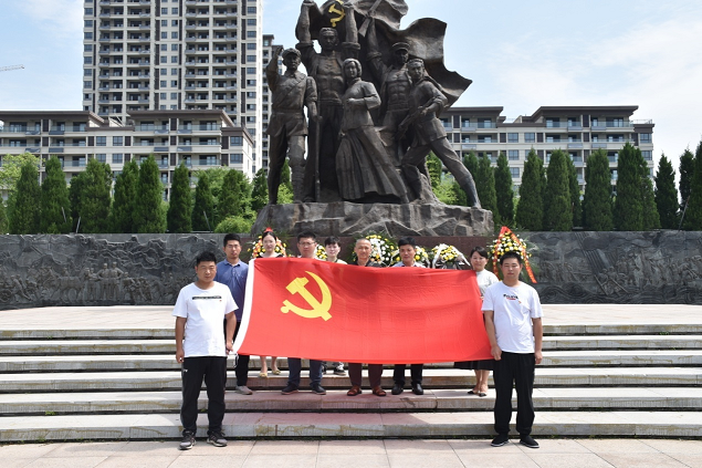 組織參觀烈士紀念館